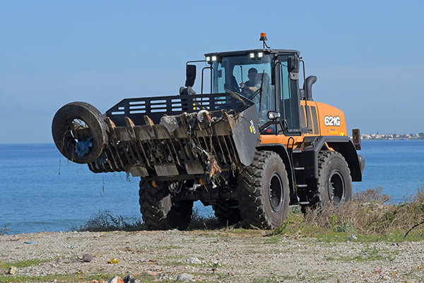 CASE soutient le projet Beach Care, qui encourage la recherche environnementale, l'éducation et le nettoyage des plastiques sur les plages